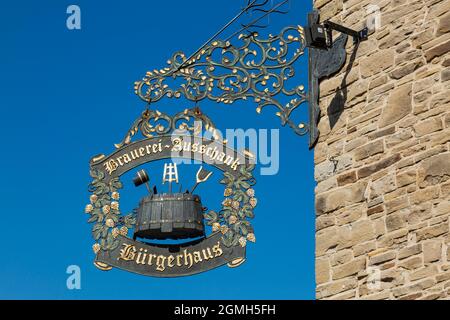 Germania, Ratingen, Bergisches Land, Renania settentrionale-Vestfalia, NRW, cartello in ferro battuto presso l'ex municipio di Buergerhaus, cartello informativo per una casa pubblica con birreria Foto Stock