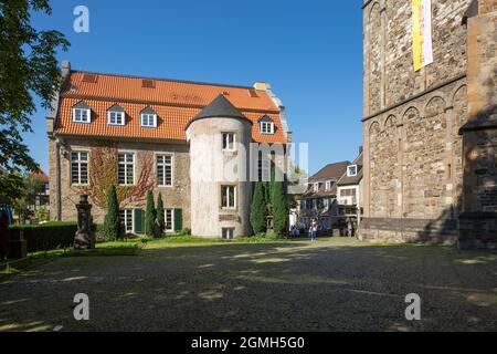 Germania, Ratingen, Bergisches Land, Renania settentrionale-Vestfalia, NRW, Buergerhaus ex municipio, vista da dietro con torre rotonda Foto Stock
