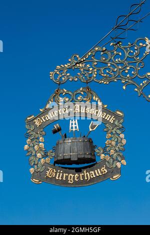 Germania, Ratingen, Bergisches Land, Renania settentrionale-Vestfalia, NRW, cartello in ferro battuto presso l'ex municipio di Buergerhaus, cartello informativo per una casa pubblica con birreria Foto Stock