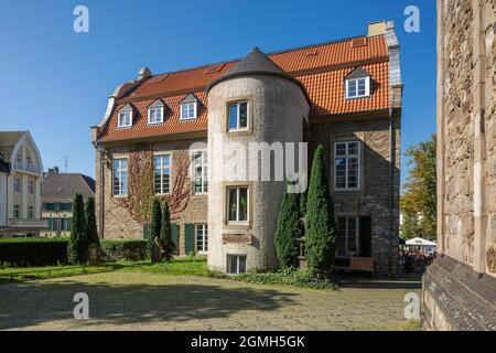 Germania, Ratingen, Bergisches Land, Renania settentrionale-Vestfalia, NRW, Buergerhaus ex municipio, vista da dietro con torre rotonda Foto Stock