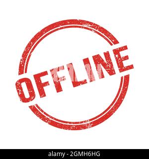 Testo OFFLINE scritto su francobollo rosso grungo vintage rotondo. Foto Stock