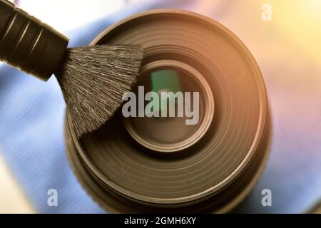 pulizia dell'obiettivo della fotocamera dalla spazzola e rimozione della polvere Foto Stock