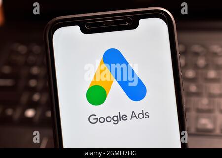 Annunci Google sullo schermo del cellulare. Google Ads è una piattaforma per la pubblicità online in cui gli inserzionisti pagano per visualizzare pubblicità, offerte di servizi e P Foto Stock