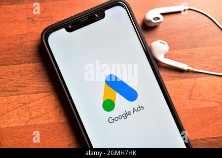 Logo Google AdWords su smartphone, piattaforma di promozione dei prodotti online Foto Stock