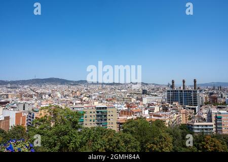 Vista su Barcellona in Spagna dal monte Montjuic in una giornata di sole Foto Stock