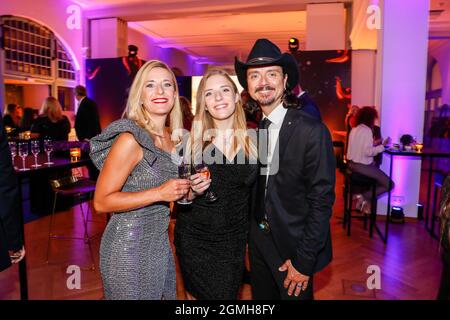 Lipsia, Germania. 18 settembre 2021. Stefanie Hertel con il marito Lanny Lanner e la figlia Johanna Mross sono alla festa dell'aftershow del premio media Golden Henne nella sala congressi di Lipsia. Il premio è assegnato a stelle di musica, sport e show business. La cerimonia di premiazione sarà trasmessa in diretta sulla televisione MDR. Credit: Gerald Matzka/dpa/Alamy Live News Foto Stock