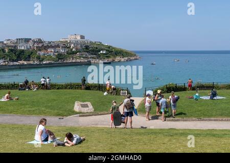 Una vista dal Killacourt sopra la Baia di Newquay all'Atlantic Hotel a Newquay in Cornovaglia. Foto Stock