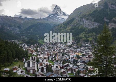 il famoso villaggio di zermatt in svizzera la sera, con il cervino. Foto Stock