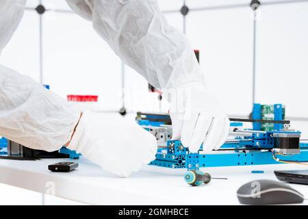 Assemblaggio della macchina da taglio laser CNC per le parti di apparecchiature mediche di precisione Foto Stock