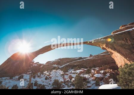 Landscape Arch in Backlight with Lens Fllares, Arches National Park, Utha, Stati Uniti Foto Stock