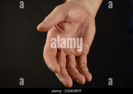 Il primo piano della mano di un uomo si allungò per una stretta di mano. Aprire il palmo Foto Stock