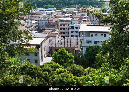 Case tradizionali cinesi del villaggio, con il retro della Yan Tun Kong Study Hall al centro, Ping Shan, nuovi territori, Hong Kong Foto Stock