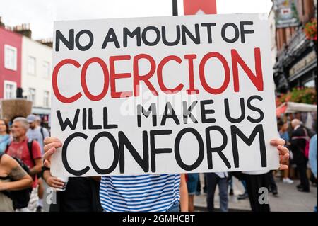 Londra, Regno Unito. 18 settembre 2021. I manifestanti antivaccinenti marciano per il 'World Wide Rally for Freedom' contro le vaccinazioni dei bambini e i passaporti dei vaccini Foto Stock