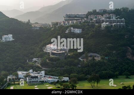 Case sulla collina sopra Hong Kong Golf Club, Deep Water Bay, vista da un appartamento alto in Repulse Bay Road, Hong Kong Island, nel 2009 Foto Stock