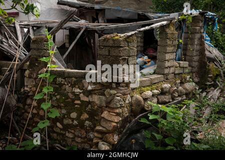 Casa in pietra e mattoni rovinata e abbandonata sul lato del percorso a piedi da Discovery Bay a Mui WO in Nim Shue WAN, Lantau Island, Hong Kong Foto Stock