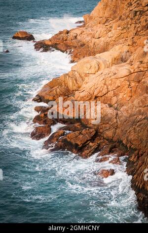 Rocce costiere su Tai Tau Chau, un'isola al largo di Shek o, Hong Kong Foto Stock