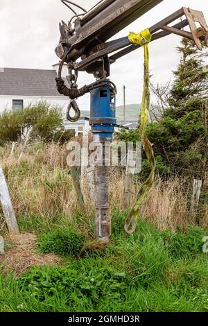 Installazione di un palo per un cavo a banda larga in fibra ottica Foto Stock