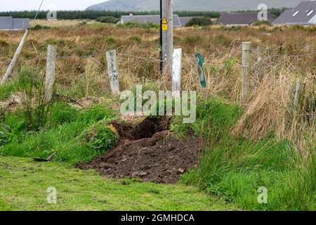 Installazione di un palo per un cavo a banda larga in fibra ottica Foto Stock