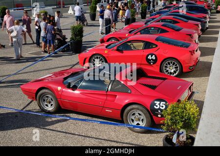 Evento Ferrari, ruggisce di solidarietà per sostenere il lavoro sociale dell'Associazione Lagunillas-Centro. Porto di Malaga, Spagna. Foto Stock