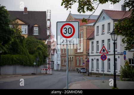 Hameln, bassa Sassonia, Germania, 09 05 2021, strada della città con segnale limite di velocità 30 kmh Foto Stock