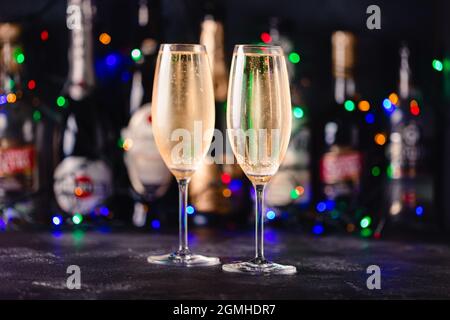 Bicchieri di champagne su sfondo scuro. Il concetto della celebrazione. Foto Stock