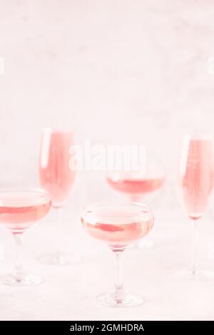 Champagne o vino in bicchieri su sfondo chiaro. Spazio di copia. Foto Stock