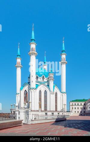 Bella moschea bianca con un tetto blu contro il cielo blu in una soleggiata giornata estiva. Foto Stock