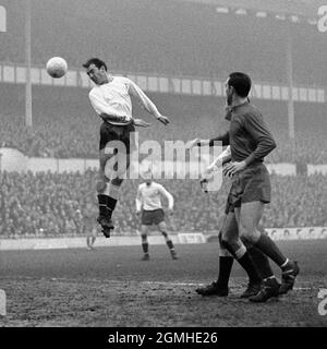 Foto di archivio datata 27-12-1966 di Jimmy Greaves di Spur (a sinistra) salta per una palla e segna nella partita contro West Bromwich a White Hart Lane, Londra. Data di emissione: Domenica 19 settembre 2021. Foto Stock