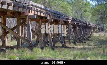 Vecchio ponte ferroviario in legno a traliccio nella luce del mattino, vicino a Narrandera Foto Stock