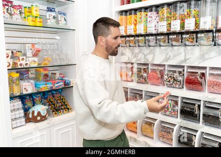 Las Vegas, Nevada, USA. 18 settembre 2021. ***COPERTURA DELLA CASA*** Scott Disick è stato raffigurato alla Grande apertura della fabbrica di zucchero a Harmon Corner a Las vegas, NV il 18 settembre 2021. Credit: GDP Photos/Media Punch/Alamy Live News Foto Stock