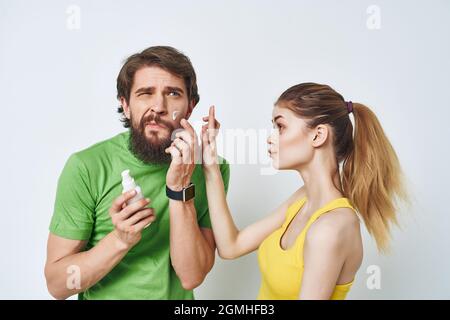 uomo bearded vicino alla donna che rasa il viso in bagno Foto Stock