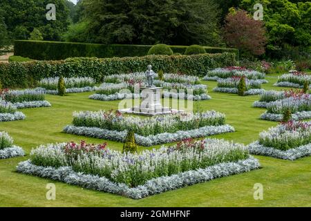 KINGSTON LACY, REGNO UNITO - 30 ago 2021: I giardini formali a Kingston Lacy, Dorset - la casa della famiglia Bankes, Regno Unito Foto Stock