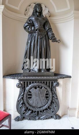 KINGSTON LACY, REGNO UNITO - 16 ago 2021: Un colpo verticale di una statua di Lady Mary Bankes del barone Marochetti a Kingston Lacy, Regno Unito Foto Stock