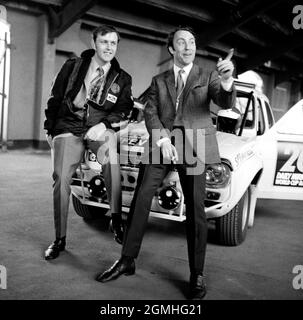 Foto del file datata 18-04-1970 del Co driver Tony Fall (a sinistra) e del West Ham United e del giocatore inglese Jimmy Greaves durante lo scrutinio a Wembley prima della data di emissione del rally di 16,000 miglia: Domenica 19 settembre 2021. Foto Stock