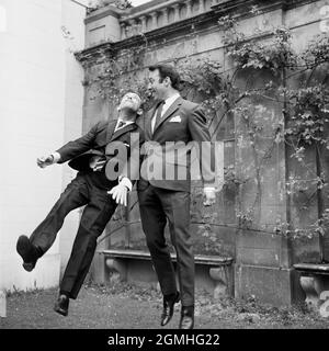 Foto del file datata 12-07-1966 di Jimmy Greaves (r) in Inghilterra offre alcuni consigli al comico Norman Wisdom (l) sulla direzione della palla. Data di emissione: Domenica 19 settembre 2021. Foto Stock