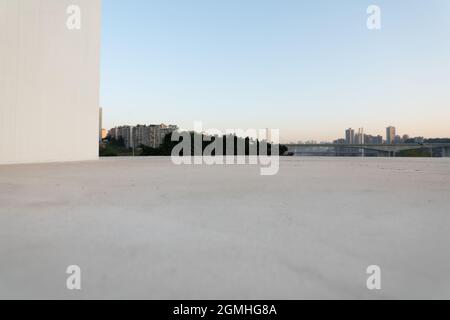 Una foto di un terreno di marmo vuoto e di un paesaggio urbano di una città moderna Foto Stock