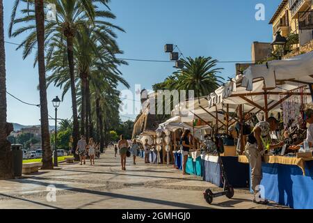 Palma de Mallorca, Spagna; settembre 10 2021: Mercato turistico che vende artigianato sul lungomare della città di Palma de Mallorca con la gente che naviga Foto Stock