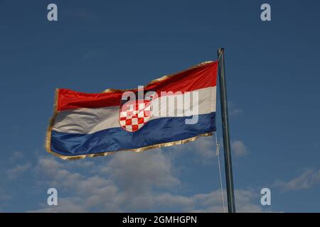 La bandiera della Croazia viene postata su una vacanza. Foto Stock