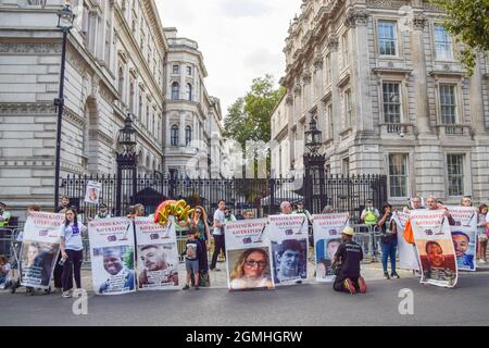 Londra, Regno Unito. 18 settembre 2021. Gli attivisti tengono foto delle vittime del crimine di coltello fuori da Downing Street durante la dimostrazione "Binning Knives Saves Lives". Foto Stock