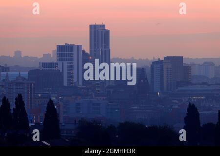 Sunrise sopra Leeds Arena Quarter edifici di alloggio per studenti. Altus House sorge a 116 metri ed è il nuovo edificio più alto dello Yorkshire Foto Stock