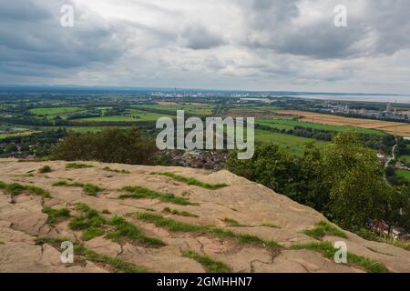 Goditi le viste panoramiche mozzafiato dalla cima rocciosa di Helsby Hill con le sue antiche difese, prima di attraversare la valle fino ai bastioni tumbled Foto Stock