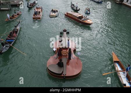 'Il violino di Noè', un gigantesco violino galleggiante dello scultore veneziano Livio De marchi, compie il suo primo viaggio per un concerto sul Canal Grande e sul bacino Foto Stock