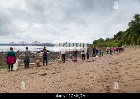 Dalgety Bay, Fife, Scozia, Regno Unito. 19 settembre 2021. I residenti di Dalgety Bay e della zona circostante partecipano a una linea nella sabbia 2021. Fa parte di una dimostrazione a livello di Fife che chiede un'azione per affrontare le questioni climatiche in vista della conferenza COP26 sul cambiamento climatico a Glasgow. © Richard Newton / Alamy Live News Foto Stock