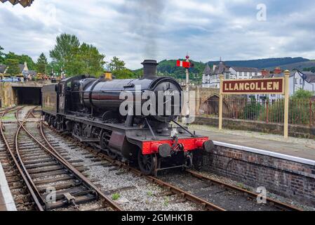 Ex locomotiva a vapore GWR 3802 alla stazione di Llangollen presso il fiume Dee sulla ferrovia di Langollen. Foto Stock