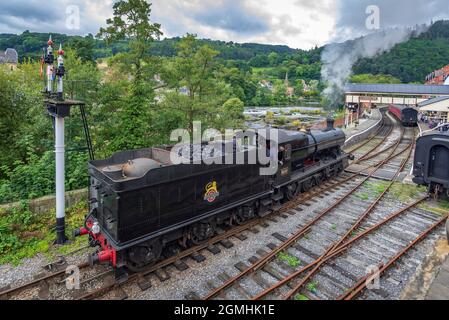 Ex locomotiva a vapore GWR 3802 alla stazione di Llangollen presso il fiume Dee sulla ferrovia di Langollen. Foto Stock