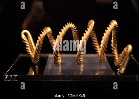 Un pezzo di gioielli d'oro dell'età del bronzo che è stato trovato dai membri del pubblico nella contea di Fermanagh ed è ora in mostra all'Ulster Museum di Belfast. Data foto: Venerdì 17 settembre 2021. Foto Stock