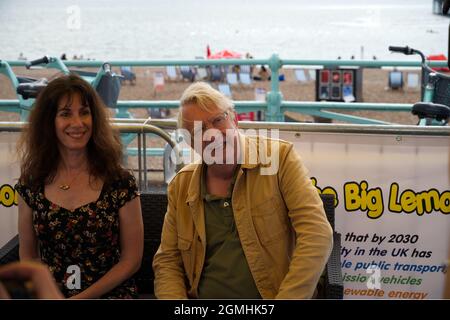 Mark Williams l'attore che ha giocato Arthur Weasley nei film di Harry Potter all'evento di automobile elettrica di Big Lemon a Brighton su Madeira Drive. Foto Stock