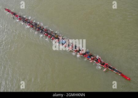 Non esclusiva: SYLHET, BANGLADESH - 18 SETTEMBRE 2021: 18 settembre 2021: I partecipanti gareggiano durante la gara della tradizionale barca del Bangladesh Foto Stock