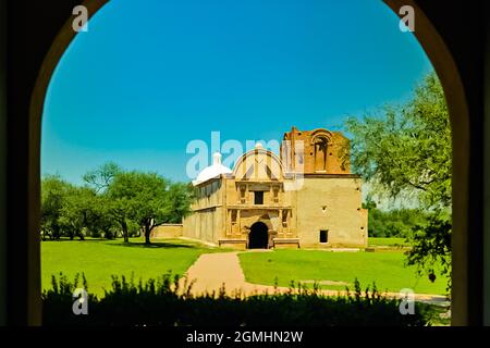 La famosa storica Missione San Jose de Tumacori cappella spagnola in una giornata di sole Foto Stock