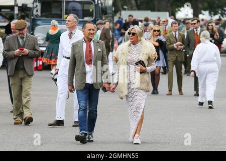 Goodwood Motor Circuit 17 settembre 2021. Appassionati di gara durante il Goodwood Revival Goodwood, Chichester, Regno Unito Foto Stock